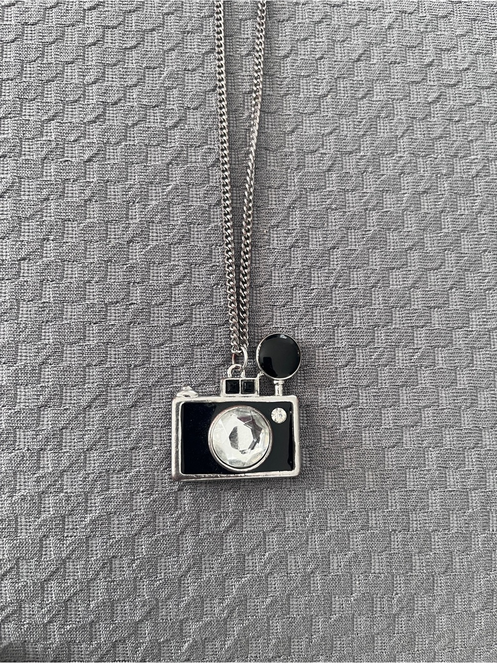 Vintage Y2K Forever 21 Enamel Camera Pendant Necklace - Picture 2 of 6